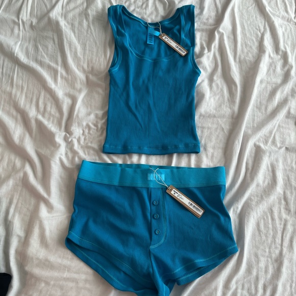 NWT SKIMS MYKONOS tank and shorts size XS